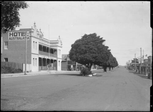 View of Imlay Street, Eden, with Hotel Australasia on left, ca. 1940s, [2] [picture]