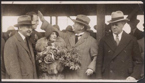 Anna Pavlova arriving at the Spencer Street Station, Melbourne, 1926 or 1929, [1] [picture] / Edwin G. Adamson