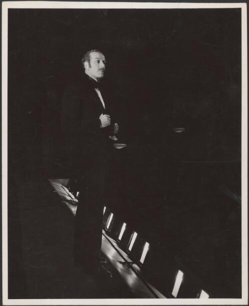 [Cyril Ritchard standing at the edge of the stage near row of lights, 193-?] [picture]
