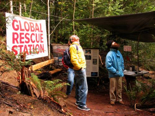 Reception area at the Global Rescue Station near the base of the tree chosen for the tree sit. Volunteer Laird (on right) is there to answer any questions visitors may have [picture] / June Orford