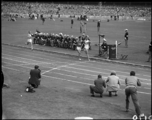 [The finish of heat 1 of the 5000 metres won by no. 189 Gordon Pirie (Great Britain), followed by no. 177 Velissa Mugosa (Yugoslavia) and William Dellinger (U.S.A.), Olympic Games, Melbourne, 26 November 1956] [picture]