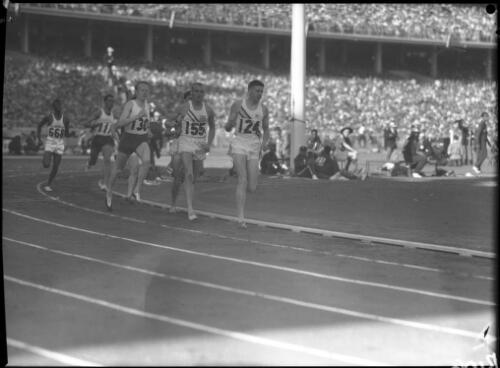 [Competitors running on the inside track in heat 4 of the 800 metres, including no.124 Butchart (Australia), no.155 Spurrier (U.S.A.) and Abdulla Khan (Pakistan), Olympic Games, Melbourne, 23 November 1956] [picture]