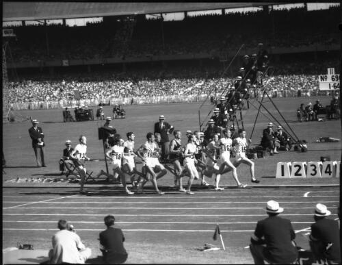 [1500 metres final in progress with no.15- Lincoln (Australia)? and no.162 Hewson (Great Britain) near the front, and Landy (Australia) on the outside near the centre of the group, Olympic Games, Melbourne, 1 December 1956] [picture]