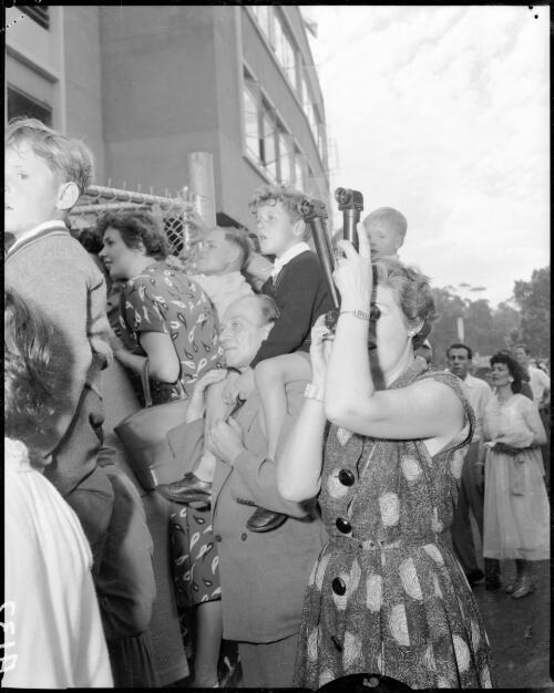 [Crowd, some with periscopes, trying to see over the fence, Olympic Games, Melbourne, 22 November 1956] [picture]