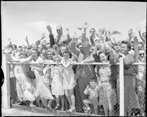 [Crowd of spectators at a fence, Olympic Games, Melbourne, 22 November 1956] [picture]