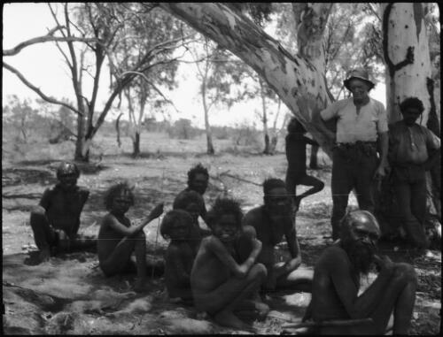 Stan O'Grady talking with a group of Aboriginal men and boys, Western Australia, 1932 [picture] / Michael Terry
