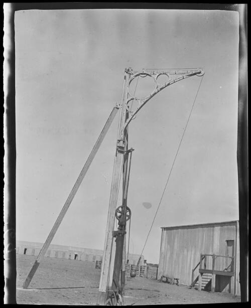 Hydraulic wool hoist for loading bales on to wagons for transportation, at Isis Downs station near Blackall, Queensland, 1922 / Michael Terry