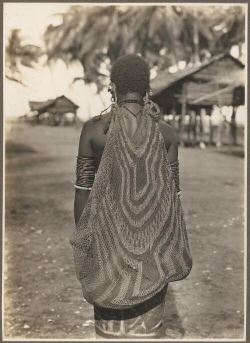Girls from Village Wanigella [Wanigela], North Coast [A woman viewed from the back carrying a bilum] [picture] / Frank Hurley