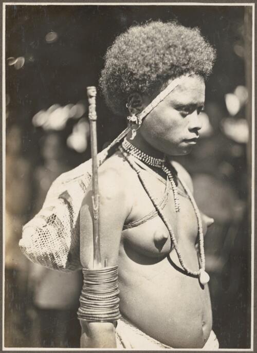 Girls Wanigella [Wanigela] village [woman carrying a bilum around her head] [picture] / Frank Hurley