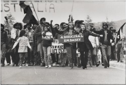 Aboriginal land rights demonstration, Parliament House, July 30th 1972 [picture] / Ken Middleton