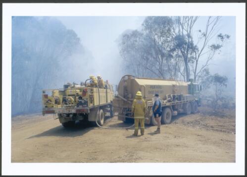 A contracted bulk water carrier topping up tankers in the task force holding the Mount Franklin Road backburn between Bulls Head and Picadilly Circus, [17 January 2003] [picture] / Jeff Cutting