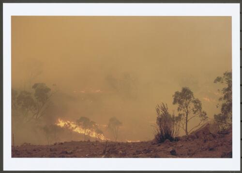 Fire from the ACT ranges after crossing the Murrumbidgee River moves onto Clearview Range and towards Michelago [30 January 2003] [picture] / Jeff Cutting