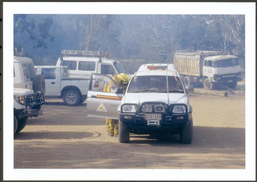 Doing the rounds, the Incident Controller on the Bendora fire having a car door meeting in Bulls Head car park, [16 January 2003] [picture] / Jeff Cutting