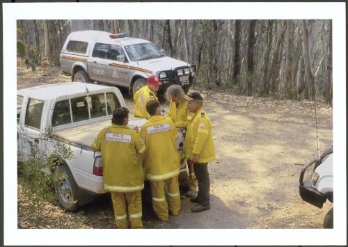 The Incident Control team on the Bendora fire meeting up on Chalet Road, Bendora Hill, to review fire activity and plan suppression operations for the evening, 11th January 2003 [picture] / Jeff Cutting