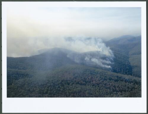 The northern section of the Bendora fire burning down into the Brindabella Valley from Bushrangers Hill, 13th January 2003 [picture] / Jeff Cutting