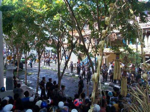 Crowd of local people watching police inside the cordoned off area near the site of the bombing, Kuta, Bali, 12 October 2002 [picture] / Gede Bingin