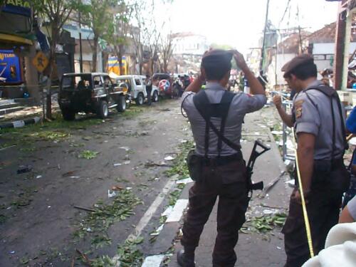 Two local police officers talking to man near the site of the bombing, Kuta, Bali, 12 October 2002 [picture] / Gede Bingin