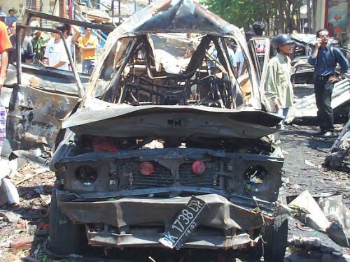 Wreckage of a car at the site of the bombing, Kuta, Bali, 12 October 2002 [1] [picture] / Gede Bingin