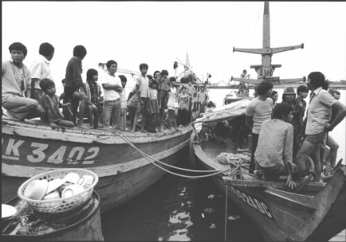 [Vietnamese boat people, Darwin, November 1977, 1] [picture] / Michael Jensen