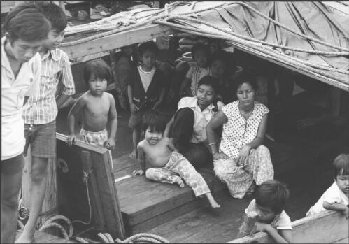 [Children and women in cabin on the boat from Vietnam, Darwin, November 1977] [picture] / Michael Jensen
