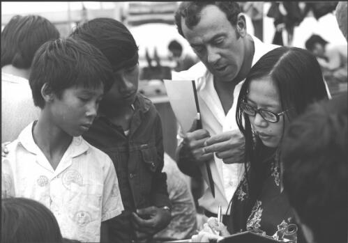 [Two Australian government officials with two Vietnamese boys, Darwin, November 1977] [picture] / Michael Jensen