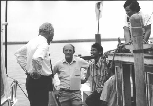 [Australian officials with Vietnamese boat people, Darwin, November 1977] [picture] / Michael Jensen