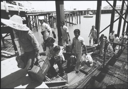 [Vietnamese boat people disembarking from the boats with their luggage, Darwin, November 1977] [picture] / Michael Jensen