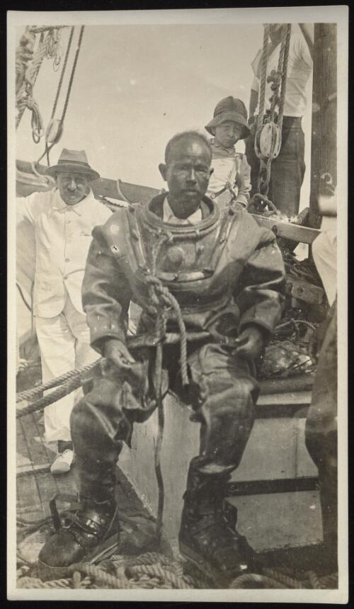 [Thursday Island pearl diver in his diving gear] [picture]