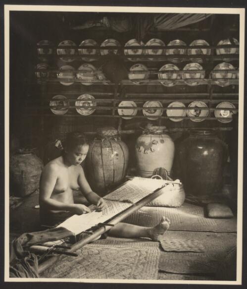 A Dayak woman weaving, Sarawak, ca. 1950 [picture] / Hedda Morrison