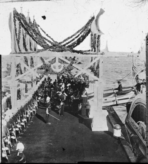 The Royal party arrives at St Kilda pier, 6 May, 1901 [transparency]