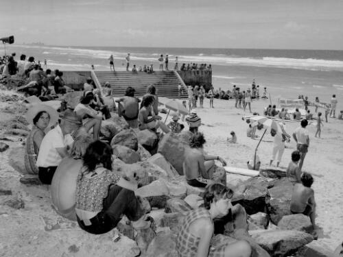 Spectators at Sand Modelling and Surf Contest sponsored by Radio 4GG and Carl Robertson Ford of Southport, held on Burleigh Heads beach, Gold Coast, Queensland, 3 February 1974 [picture] / Ray Sharpe