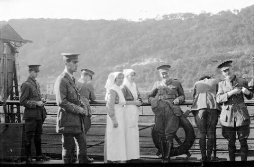 WW1 New Zealand soldiers and nurses on a ship at Durban, South Africa [picture] / Rex Nan Kivell