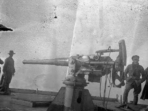 Submarinis humani !! (possibly a torpedo gun and soldiers on the deck of a WW1 transport ship) [picture] / Rex Nan Kivell