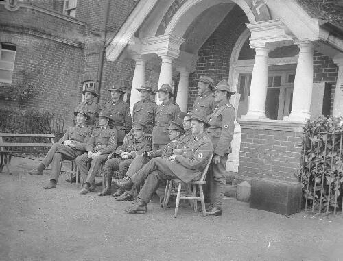 Medical staff at the WW1 New Zealand First Genaral Hospital, Brockenhurst, Hampshire, United Kingdom, [1] [picture] / Rex Nan Kivell