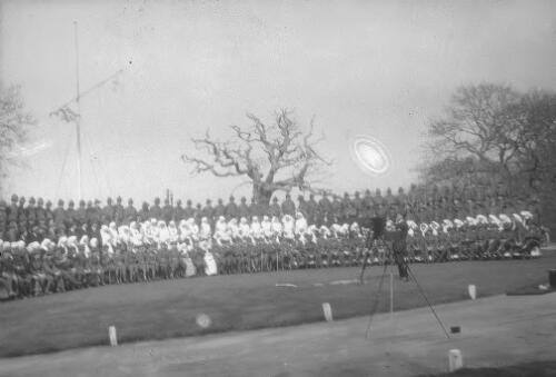 Full staff photo at the WW1 New Zealand First Genaral Hospital, Brockenhurst, Hampshire, United Kingdom, [1] [picture] / Rex Nan Kivell