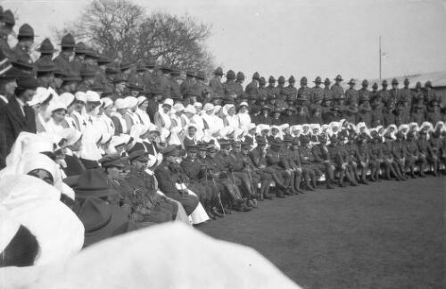 Full staff photo at the WW1 New Zealand First Genaral Hospital, Brockenhurst, Hampshire, United Kingdom, [2] [picture] / Rex Nan Kivell