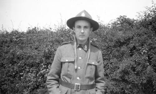 New Zealand soldier with snake round his neck, at Forest Park WW1 New Zealand military hospital? [picture] / Rex Nan Kivell