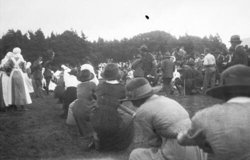 Tug of war at Forest Park WW1 New Zealand military hospital party [picture] / Rex Nan Kivell