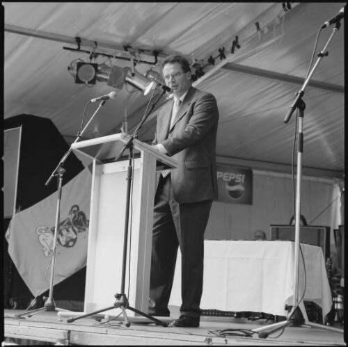 [A.C.T. Chief Minister, Jon Stanhope, addressing the crowd at the firefighters' civic reception, Garema Place, Canberra, 19 February 2002] [picture] / Loui Seselja