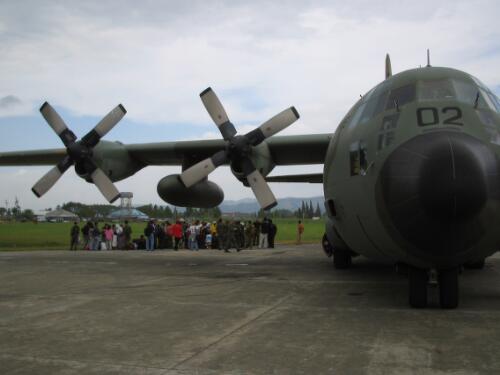 [Waiting for the relief supplies, Banda Aceh Airport, 30 December 2004] [picture] / AusAID, photographer Robin Davies