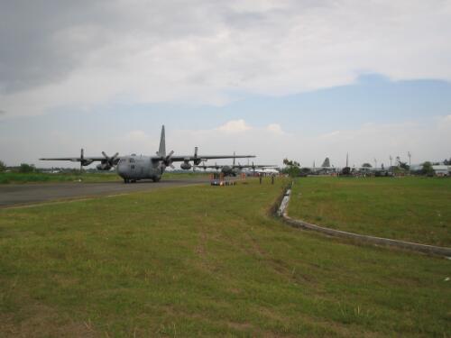 [Military planes bringing relief supplies, Banda Aceh Airport, 30 December 2004] [picture] / AusAID, photographer Robin Davies
