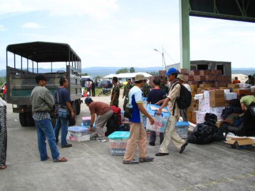 [Unloading and sorting out the relief supplies, Banda Aceh Airport, 30 December 2004] [picture] / AusAID, photographer Robin Davies