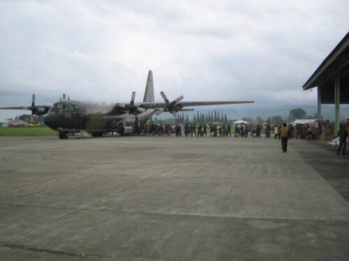 [Unloading relief supplies from a military plane, Banda Aceh Airport, 1 January 2005] [picture] / AusAID, photographer Robin Davies