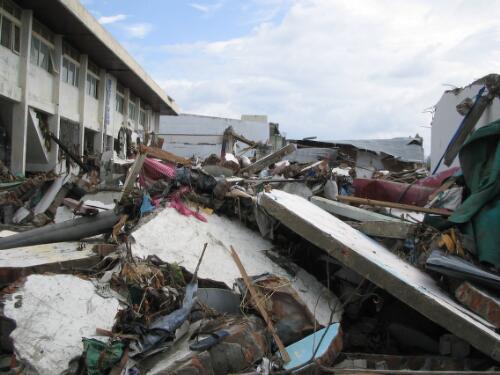 [Debris of a city, street scene in Banda Aceh, 31 December 2004] [picture] / AusAID, photographer Robin Davies