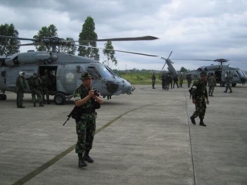 [Indonesian military at Banda Aceh Airport, 1 January 2005] [picture] / AusAID, photographer Robin Davies