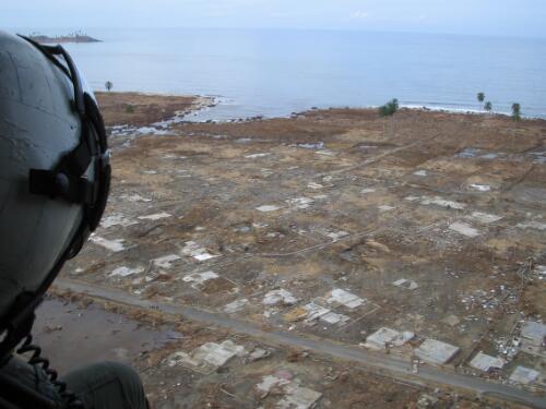 [Helicopter crew member surveying the remains of Meulaboh, 1 January 2005] [picture] / AusAID, photographer Robin Davies