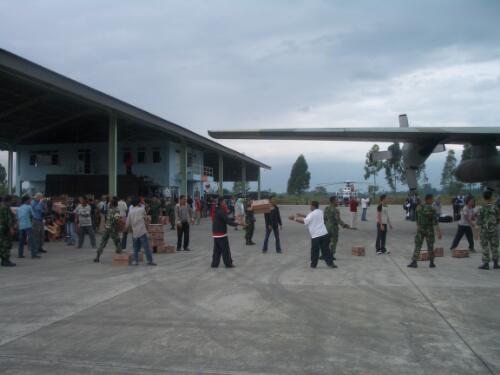 [Unloading relief supplies at Banda Aceh airport, Indonesia, after the tsunami, 31 December 2004] [picture] / AusAID ; photographer, Dan Hunt