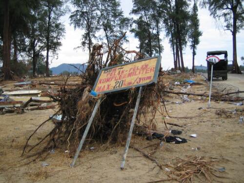 [Debris alongside the road in Banda Aceh, 9 January 2005, 1] [picture] / AusAID, photographer Robin Davies
