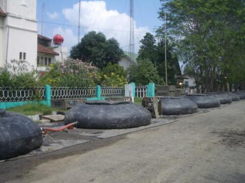 [Emergency water storage tanks in a street in Banda Aceh, Indonesia, 4 February 2005] [picture] / AusAID ; photographer, Dan Hunt