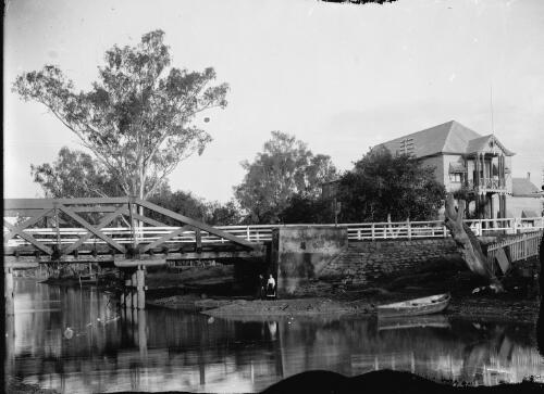 Lagoon Bridge and Town Hall from north west, Clermont, Queensland, ca. 1910 [picture] / Gordon Cumming Pullar